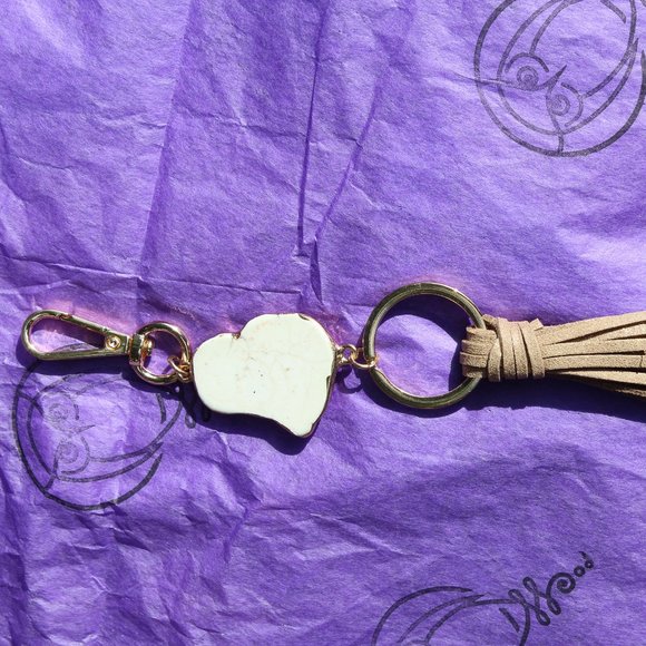 Howlite Essential Oil Diffuser Keychain - Picture 3 of 4